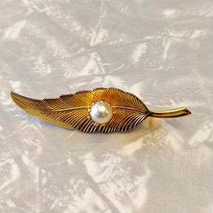 Vintage beautiful faux gold leaf with pearl center brooch.